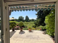 Blick vom Wohnzimmer in Garten