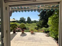 Blick vom Wohnzimmer in Garten