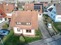 Die Zufahrt rechts kann in Zukunft als Garten genutzt werden
