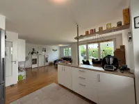 Blick von der Küche in den Wohnbereich
