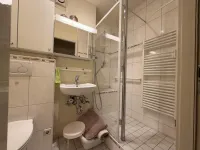 Innenliegendes Bad mit Dusche