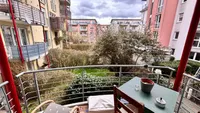 Balkon mit Blick in den begrünten Innenhof