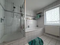 Bad mit Wanne und Dusche