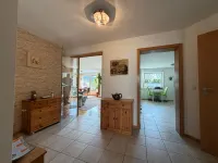 Blick von Flur zu Wohnen und Kochen