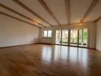 lichtdurchflutetes Wohnzimmer