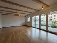 Große Fensterfront zur Terrasse