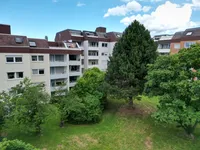 Blick vom Balkon in den grünen Innenhof