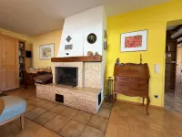 Offener Kamin im Wohnzimmer