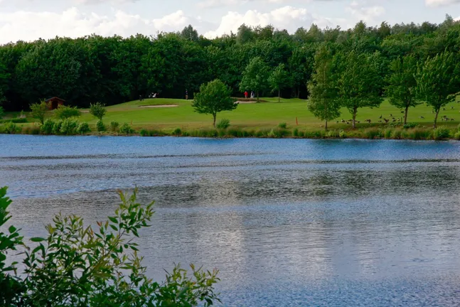 Alles fußläufig, auch der gut angelegte Golfplatz, mitten in der Natur!