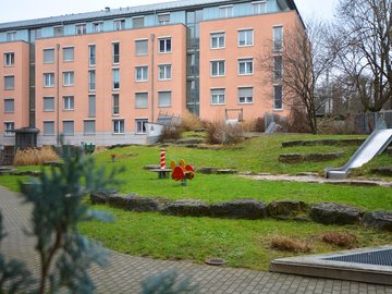 Spielplatz vor dem Haus