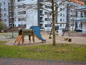 Spielplatz hinter dem Haus