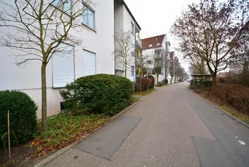 Haus & Blick in die Straße