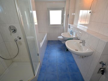 TL-Bad mit Dusche & Wanne