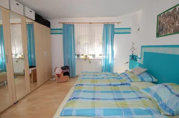 geräumiges Schlafzimmer