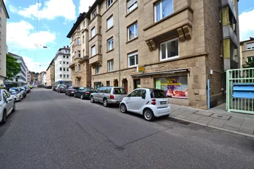 Eingang & Straße nach Norden