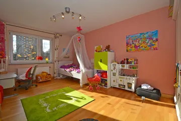 geräumiges Kinderzimmer 