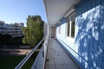 großer Balkon mit Grün