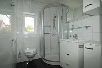 Hochwertiges Badezimmer mit Dusche
