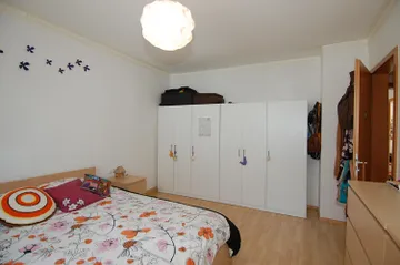 geräumiges Schlafzimmer