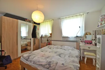 geräumiges Schlafzimmer