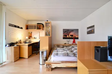 Zimmer mit Laminatboden