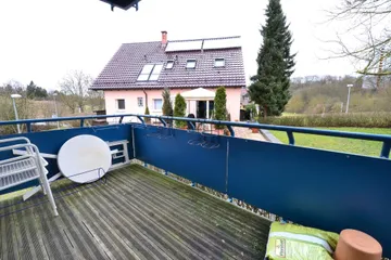 großer, überdachter Balkon