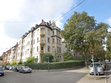 Hausansicht und Umgebung