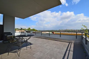 teilüberdachte Dachterrasse