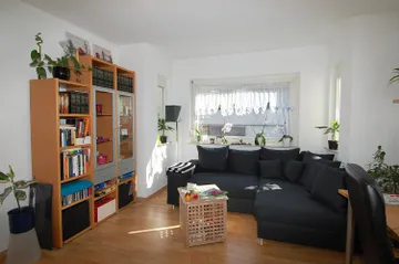 Wohnzimmer mit Laminatboden