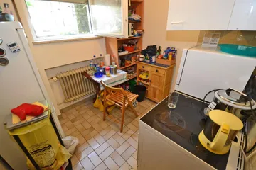 Küche mit Fliesenboden