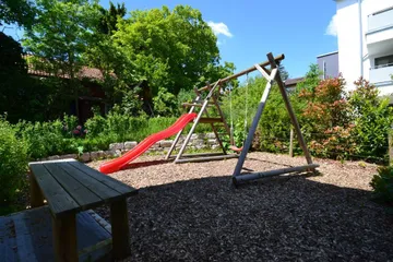 Spielplatz hinter dem Haus