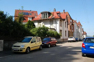 Hausansicht und Straßenblick