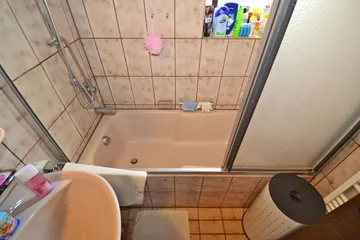 kompaktes Bad mit Wanne