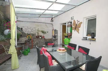 ... und überdachte Terrasse