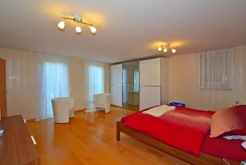 großzügiges Schlafzimmer