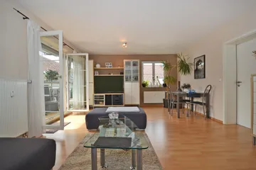 geräumiges Wohnzimmer