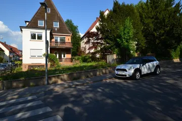 West-Hausansicht und Straße