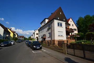 Straße & Nord-West Hausansicht