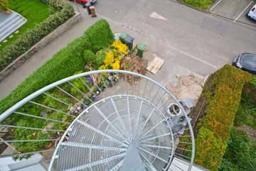 Zugang über Wendeltreppe