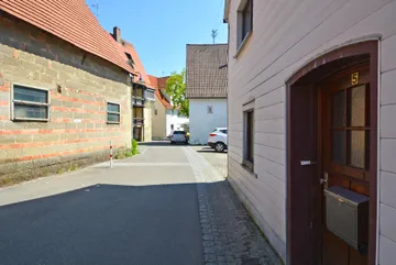 Eingang & Straße nach Osten