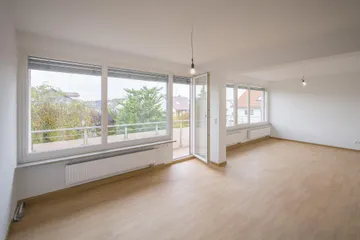 Wohnzimmer mit Balkon