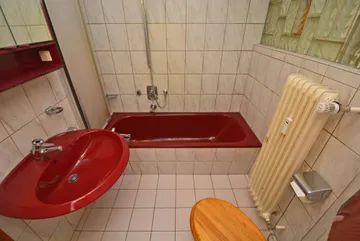 Badezimmer mit Wanne, OG