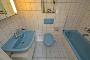 Badezimmer mit Wanne, UG