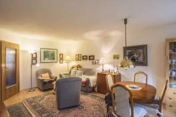 Wohnzimmer mit Parkett