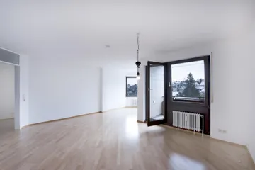 Wohnzimmer mit Balkon