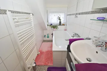 Bad mit Wanne & Fenster