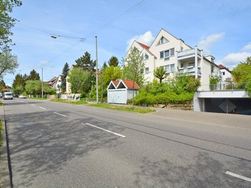 Haus & Straße nach Westen