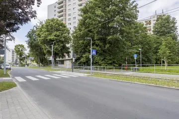 Hochhaus mit Straße