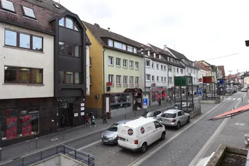 Laden und Straße nach oben