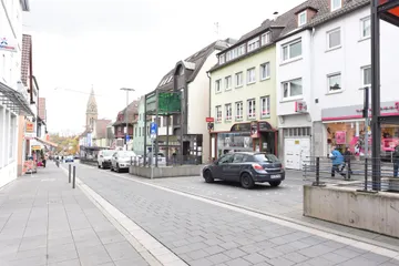 Laden und Straße nach unten